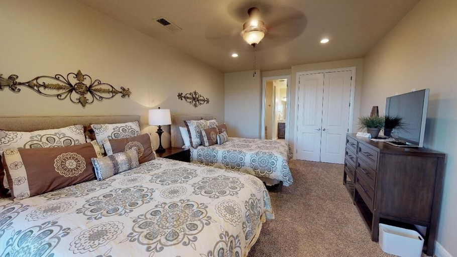 Room 2, Almost Heaven 4 Bedroom Apts by RedAwning, Washington