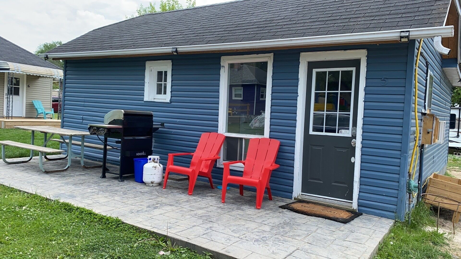 Exterior & Views 2, Myriad Fins Cottage and Marina, Kawartha Lakes