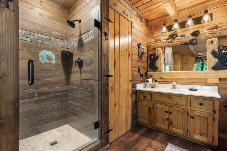 Bathroom 4, Miss Beehaven, Sevier