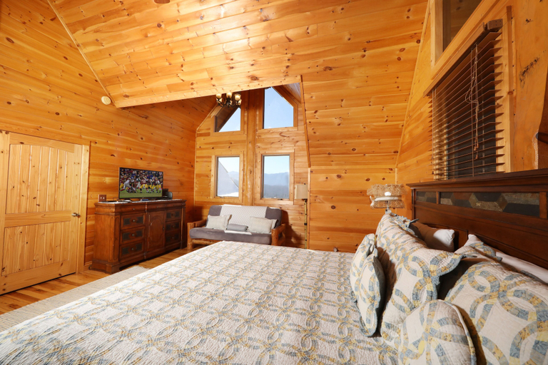 Bedroom 2, Grampy Camp Lodge at Gatlinburg, Sevier