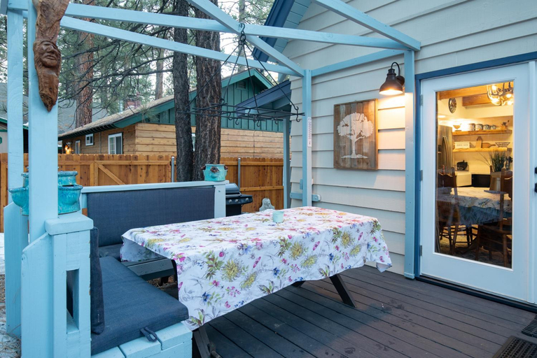 Others 5, Blue Bear Resort Chalet w/ Hot Tub, San Bernardino