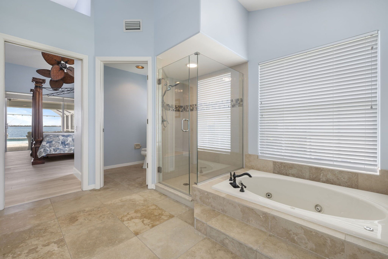 Bathroom 4, Serenity & Sunrises, Lee