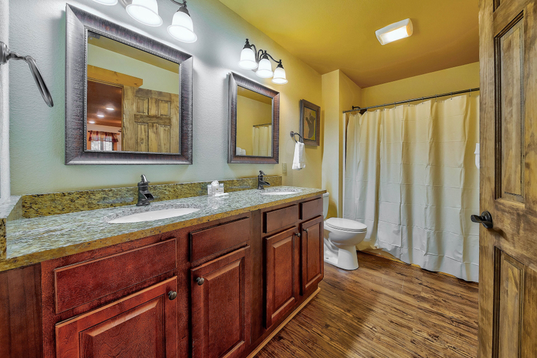 Bathroom 4, Break Time, Sevier