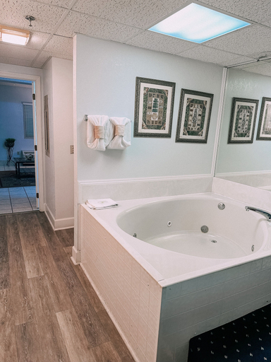 Bathroom 3, 409 1bd 1 Bedroom Condo by RedAwning, Sevier