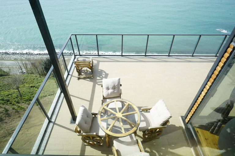 Room 4, Venek Villa Suit, Pazar