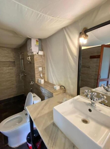 Bathroom, The Cliff, Dhaualagiri