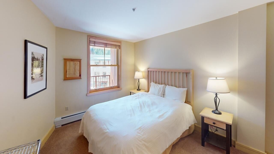 Room 5, 8231 Silver Mill 2 Bedroom Condo by RedAwning, Summit