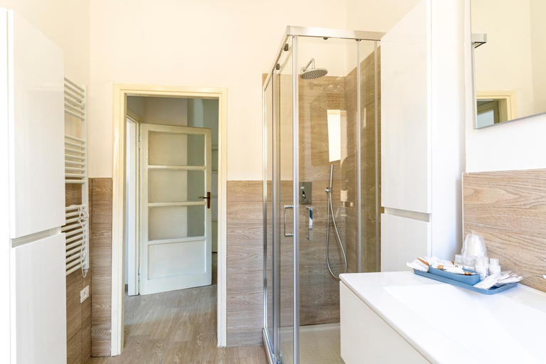 Livorno- Lungomare Viale Italia Bright Apartment!, Livorno