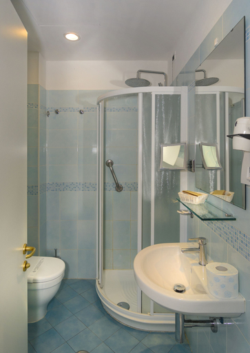 Bathroom 4, Hotel Vittoria, Lucca