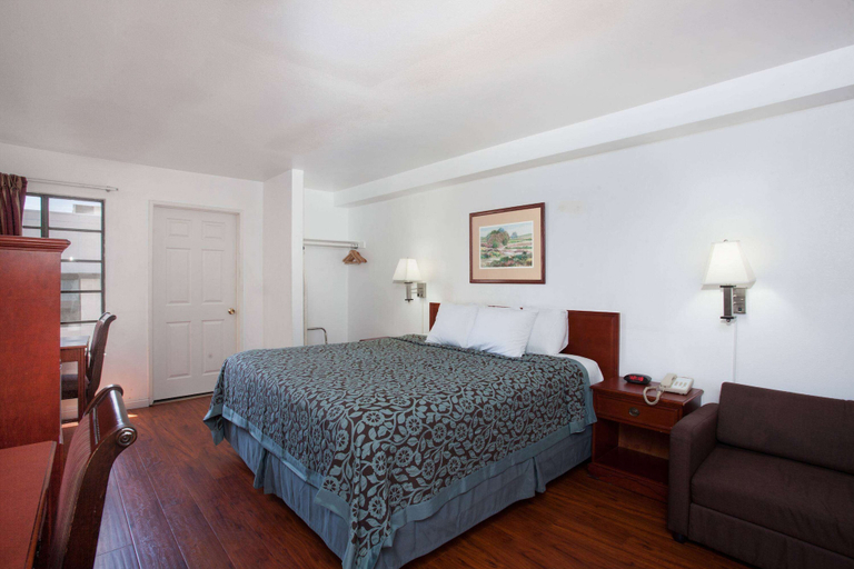Bedroom 3, Days Inn by Wyndham Orange Anaheim, Orange