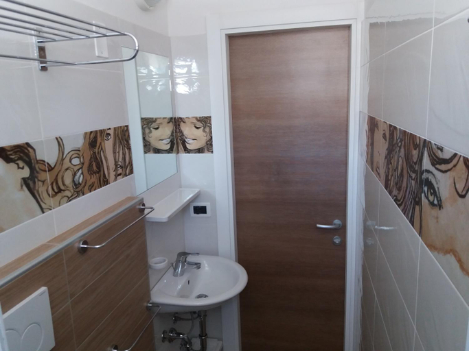 Bathroom 2, Hotel Haarlem, Rimini