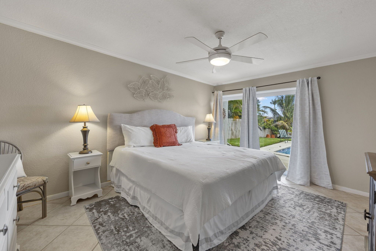 Bedroom 3, Flip Flops Forever, Lee