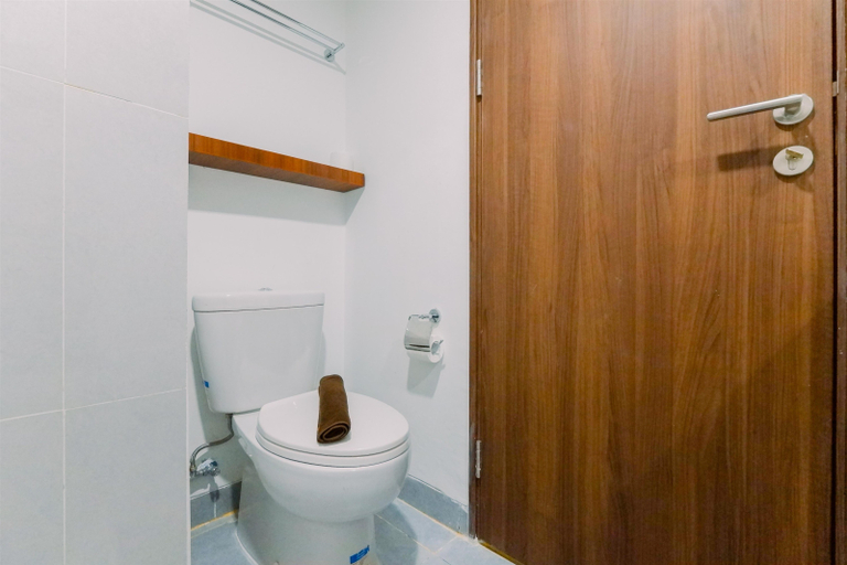 Bathroom 5, Best Homey and Nice Studio at Royal Sentul Park Apartment By Travelio, Bogor