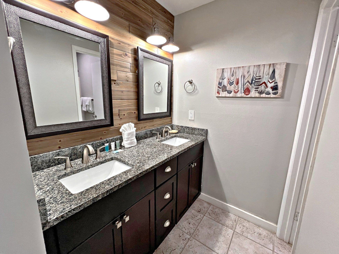 Bathroom 4, Regatta, Baldwin