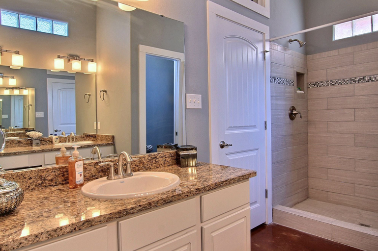 Bathroom 3, Captain Jack Sparrows, Nueces