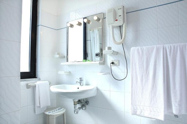 Bathroom 5, Green Sporting Club Hotel, Sassari
