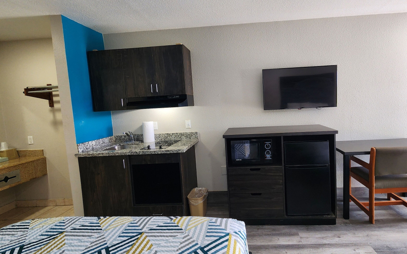 Bedroom 2, Scottish Inn & Suites, Wharton
