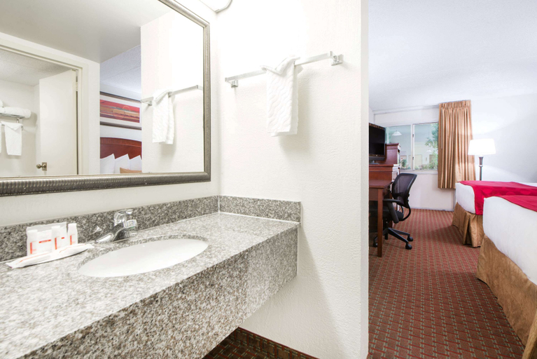 Bathroom 4, Ramada by Wyndham Enid, Garfield
