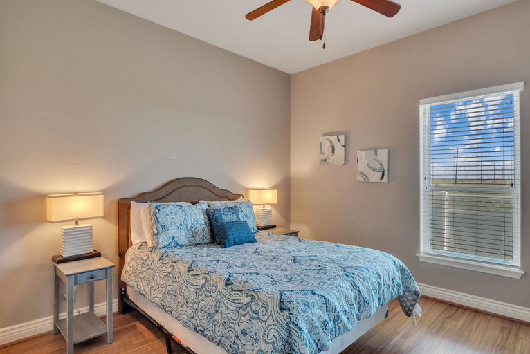 Bedroom 2, Just Breathe, Nueces