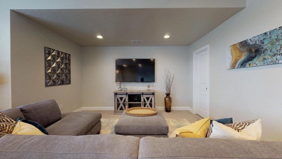 Living area 5, Endless Adventures 4 Bedroom Apts by RedAwning, Washington
