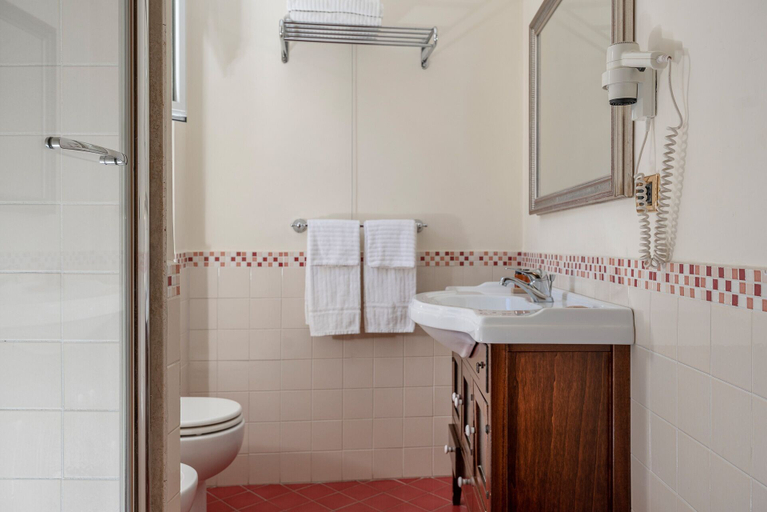 Bathroom 5, Hotel Oceania, Roma