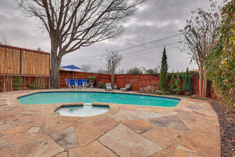 Sport & Beauty 1, Modern Carrollton Home - Private Pool & Grill, Denton