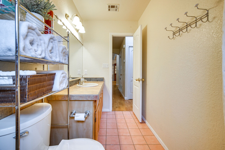 Bathroom, Convenient Las Cruces Home w/ Patio & Grill!, Dona Ana