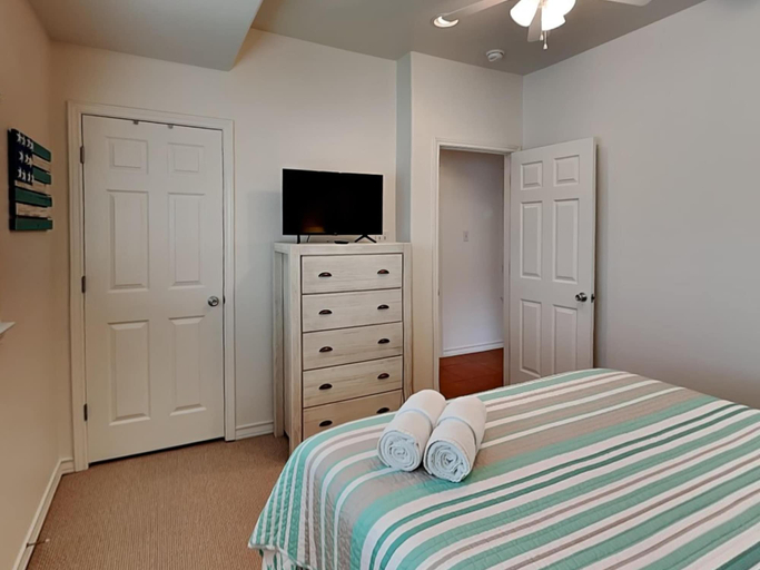 Bedroom 3, Bay-be-blue, Aransas