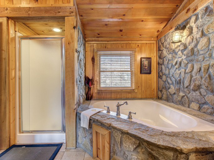 Bathroom 5, Splashing Sunrise, Sevier