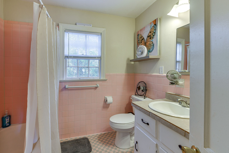 Bathroom, Spacious Retreat, 2 Mi to Tuskegee University, Macon