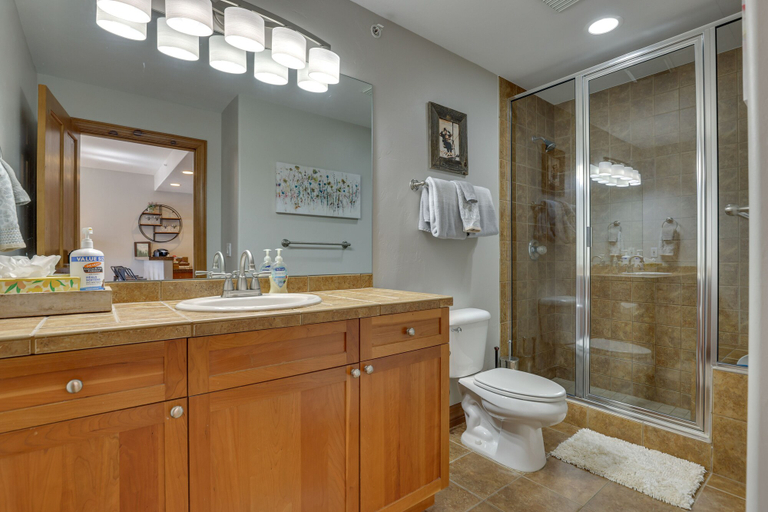 Bathroom, Condo w/ Sauna Access: 3 Mi to Breck Gondola!, Summit