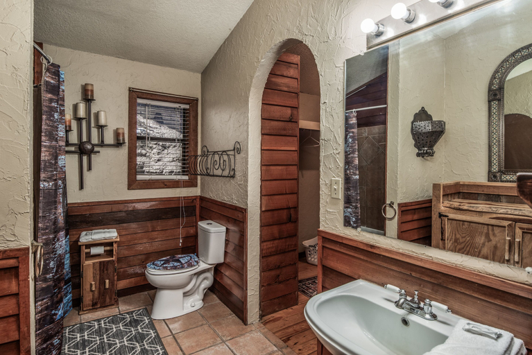 Bathroom 4, Casa Campolla, Lincoln
