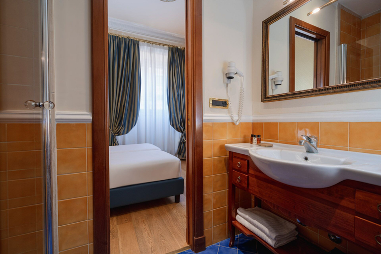 Bathroom 5, Hotel Oceania, Rome