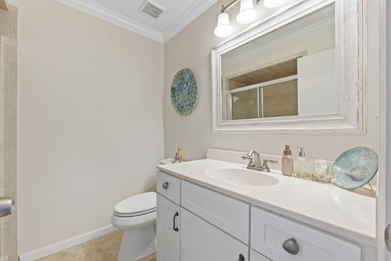 Bathroom 4, Sea Place 11211, Saint Johns