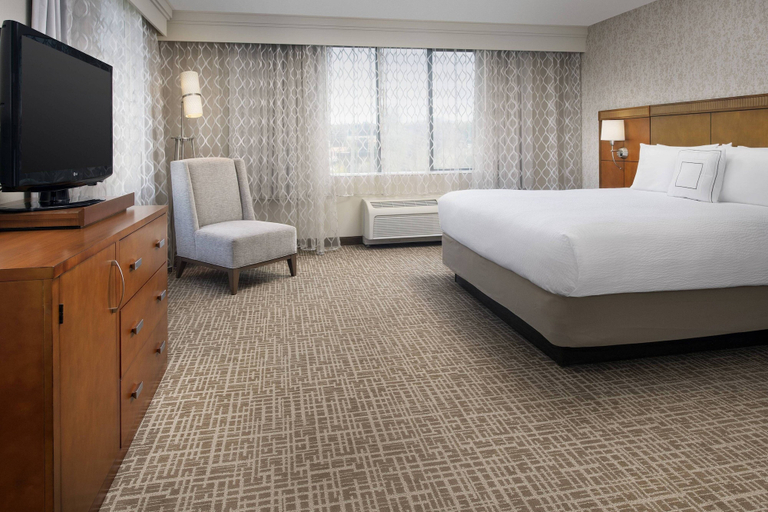 Bedroom 3, Courtyard by Marriott Tacoma Downtown, Pierce