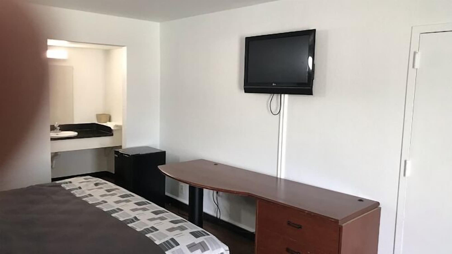 Bedroom 5, Regency Inn, East Baton Rouge