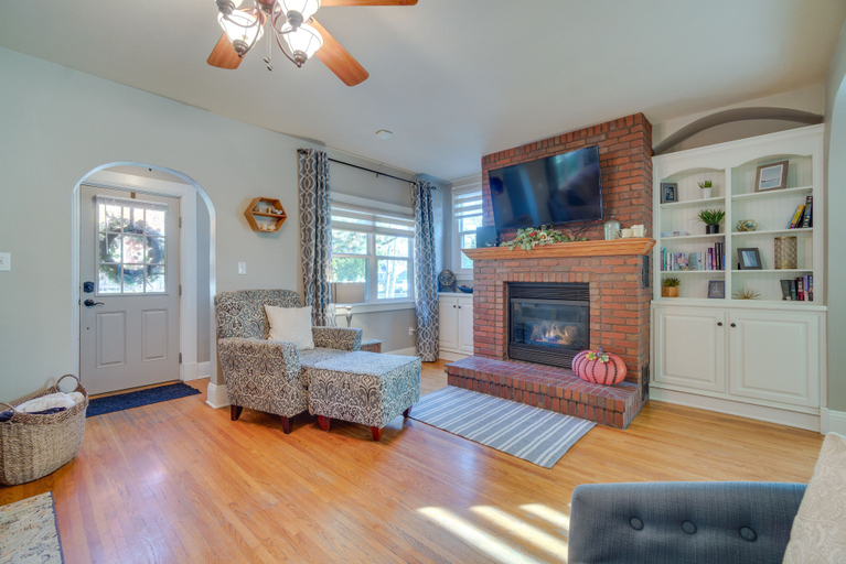 Others 1, Charming Getaway, Walk to Windsor Lake and Downtown!, Weld