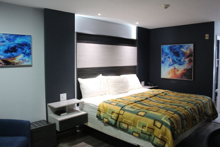Bedroom 3, Douglas Inn And Suites, Bradley