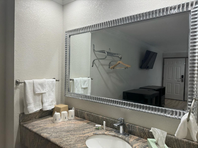 Bathroom 4, Baymont by Wyndham Bakersfield, Kern