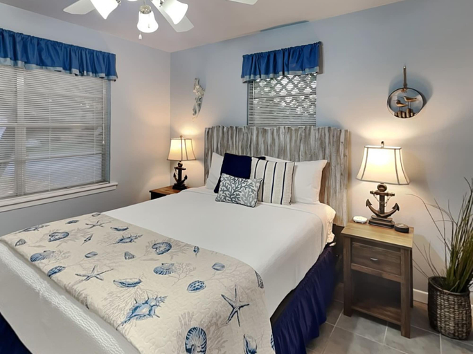 Others 4, Blue Seahorse, Aransas
