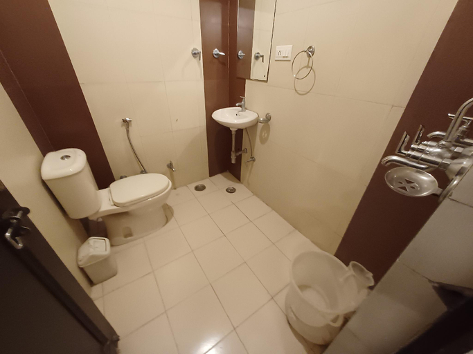 Bathroom 4, Hotel Raghav Palace, Jaipur