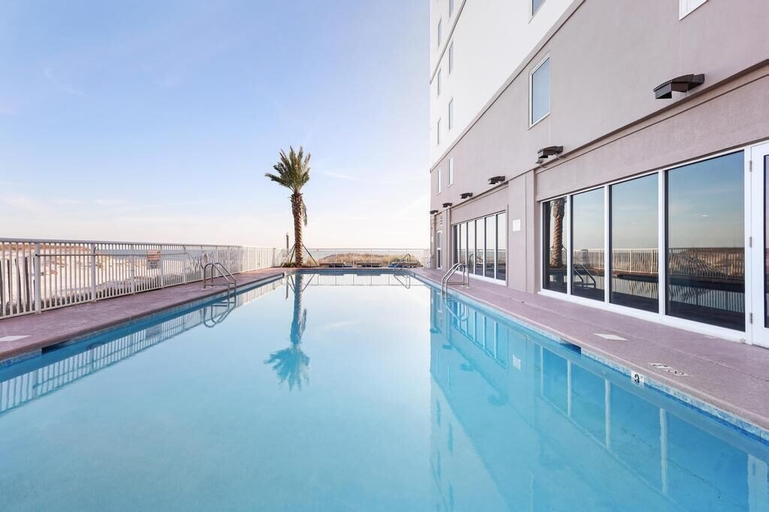 Sport & Beauty 3, 2br/2ba Sleeps 8, Beachfront w/ Pool, Baldwin