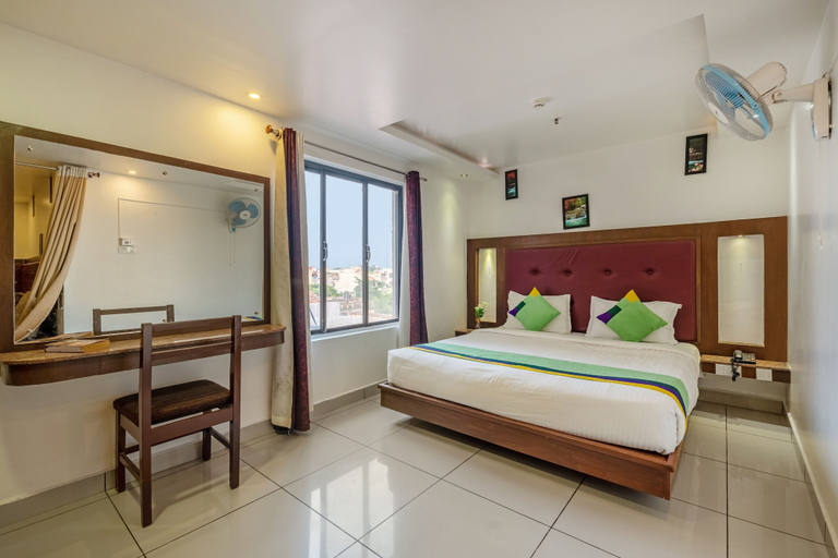 Bedroom 1, Treebo South Avenue, 700 Mts From Promenade Beach, Puducherry
