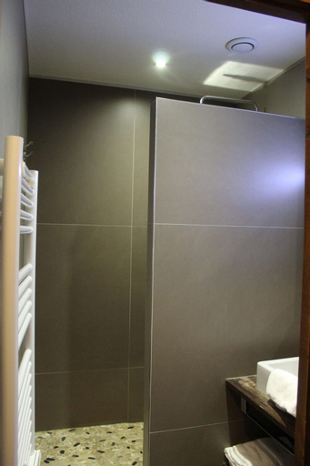 Bathroom 16