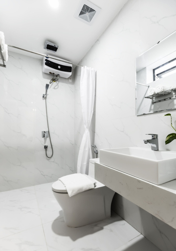 Bathroom, Lyn's Hotel & Apartment, Da Nang