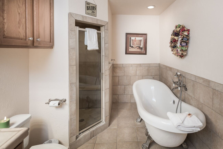 Bathroom 4, Cedar Creek Retreat, Lincoln
