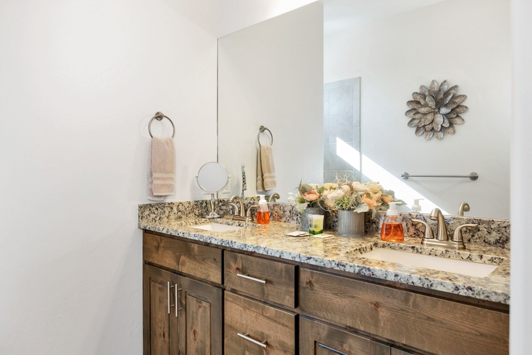 Room 3, Rock Canyon Oasis 4 Bedroom Home by RedAwning, Washington
