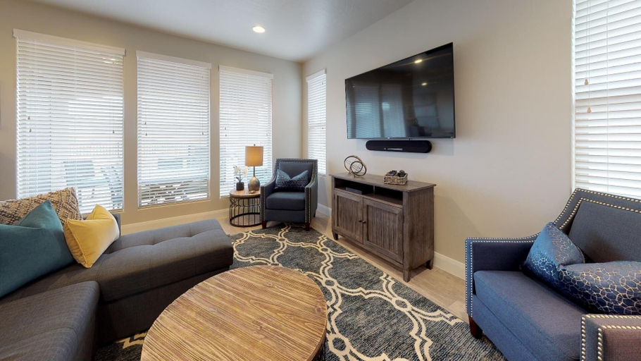 Living area 4, Endless Adventures 4 Bedroom Apts by RedAwning, Washington