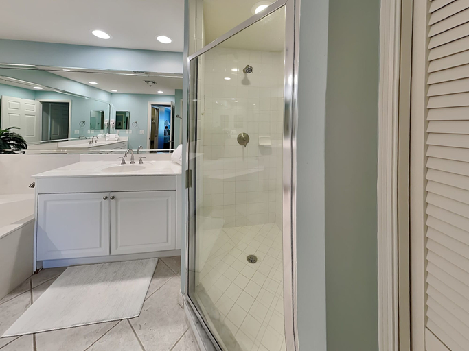 Bathroom 3, Bella Lago, Lee