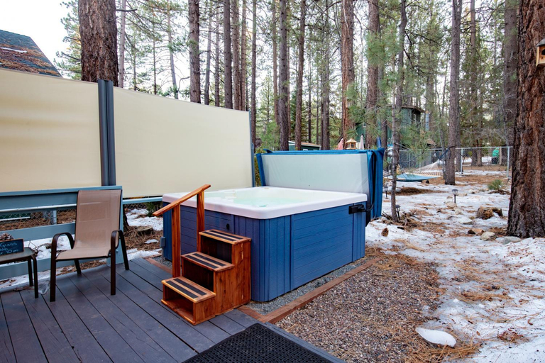 Others 4, Blue Bear Resort Chalet w/ Hot Tub, San Bernardino